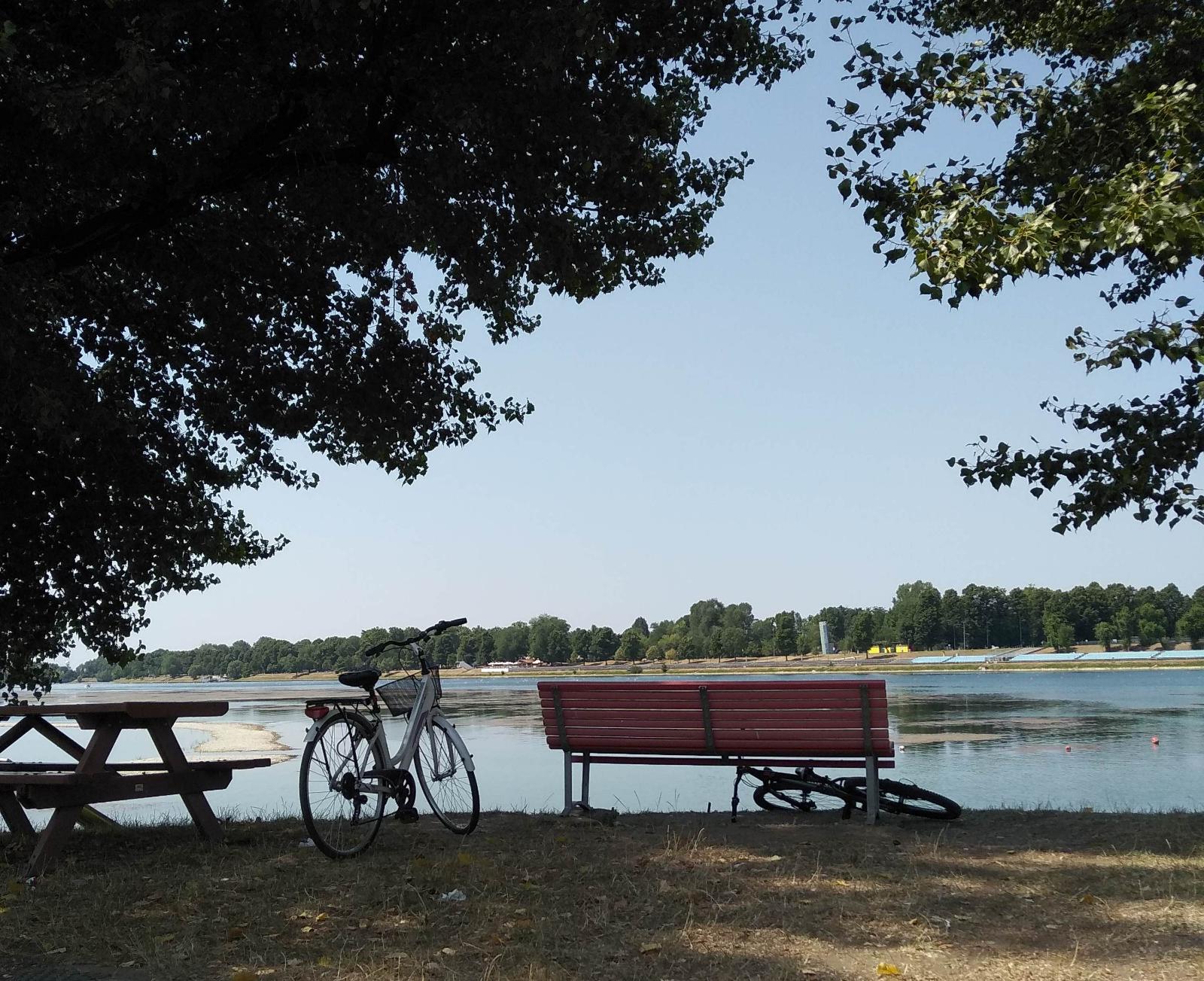 panchina davanti al lago di Idroscalo